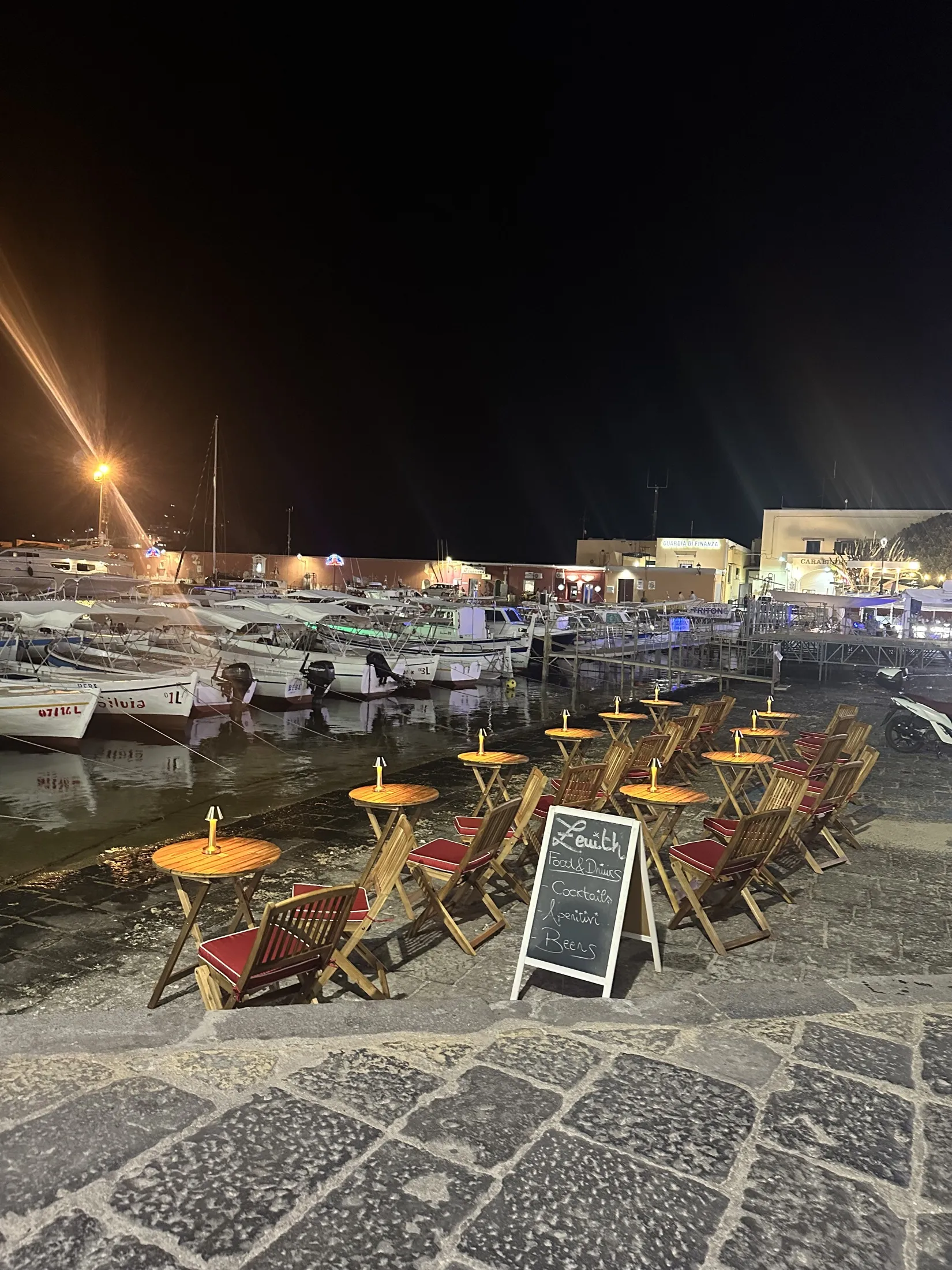 Tavolini di sera sul porto
