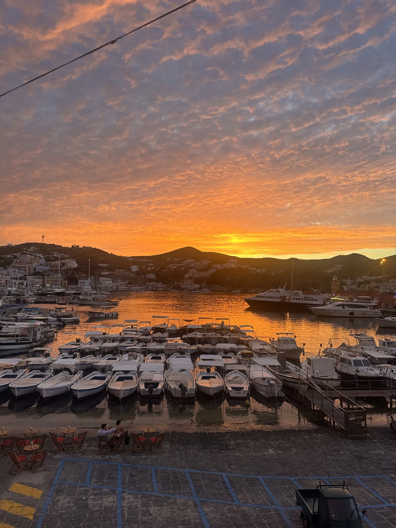 Tramonto infuocato sul porto di Ponza